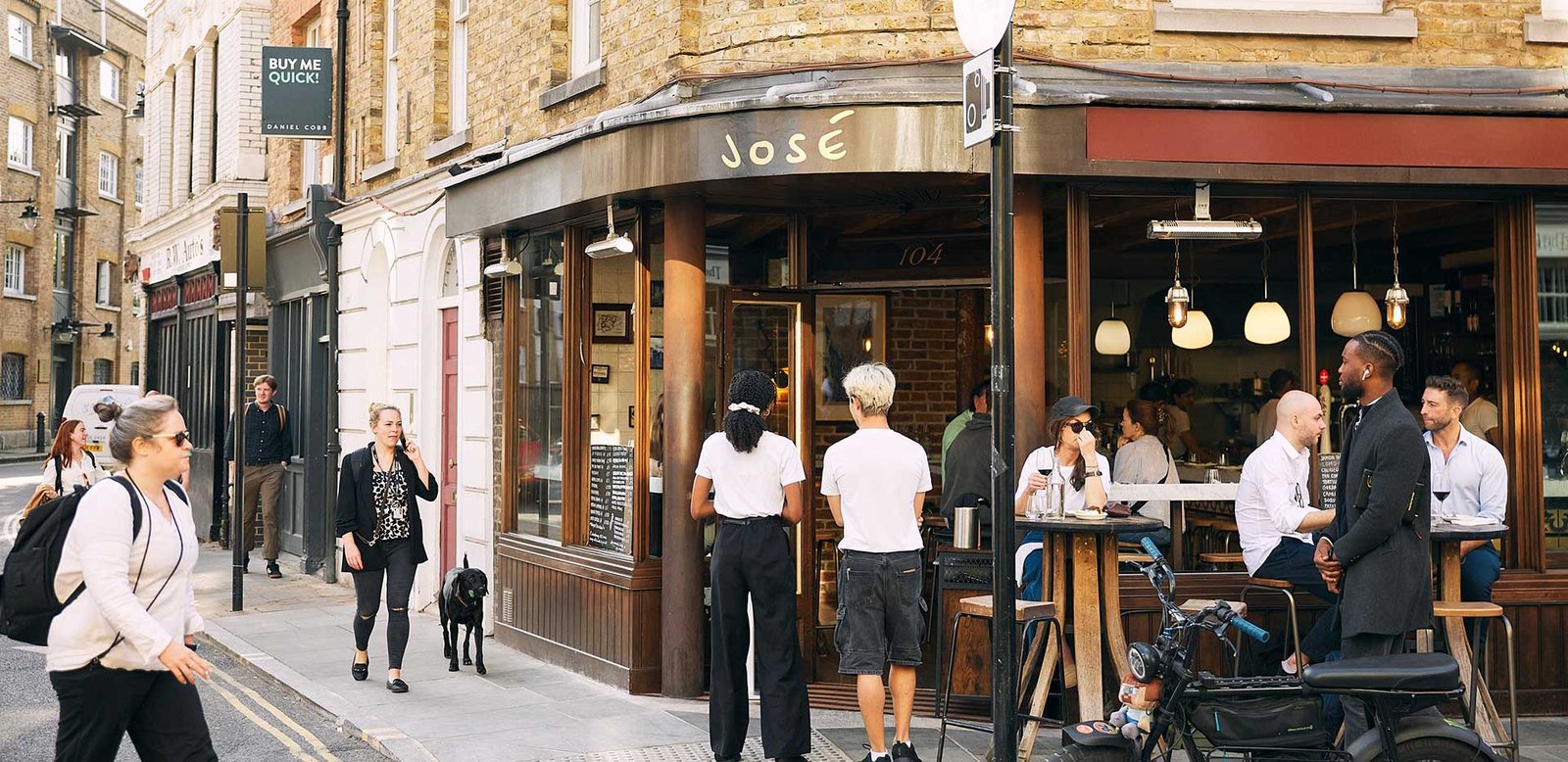 Fine dining restaurants and lifestyle amenities near London Dock apartments