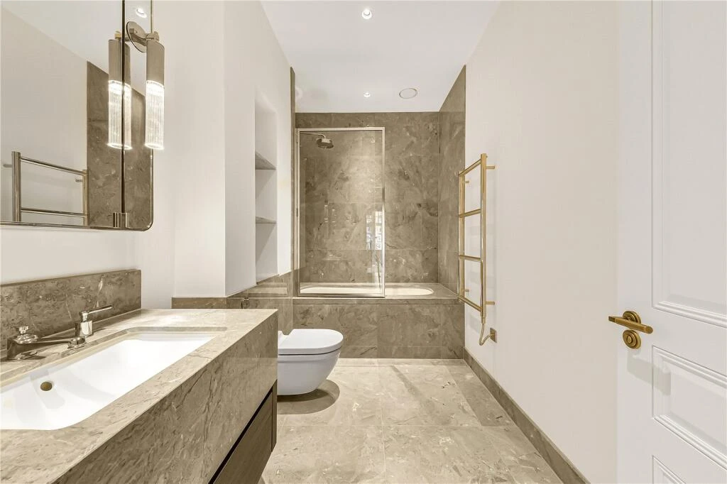 Allen House Kensington W8 Marble Bathroom Bathtub