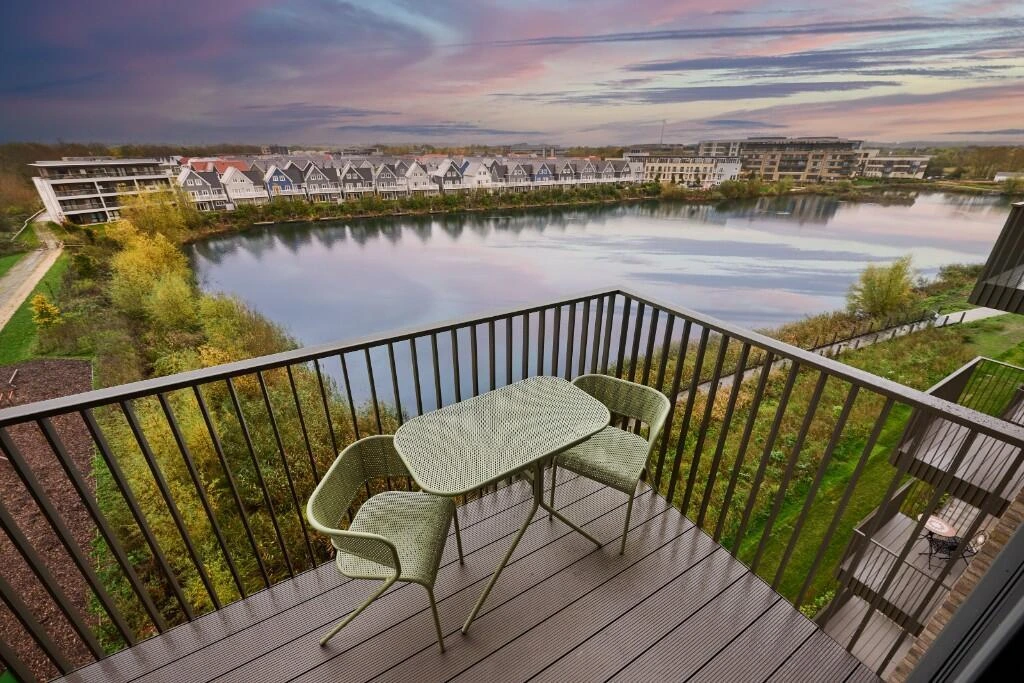 Bankside Gardens Green Park Reading Balcony Lake View