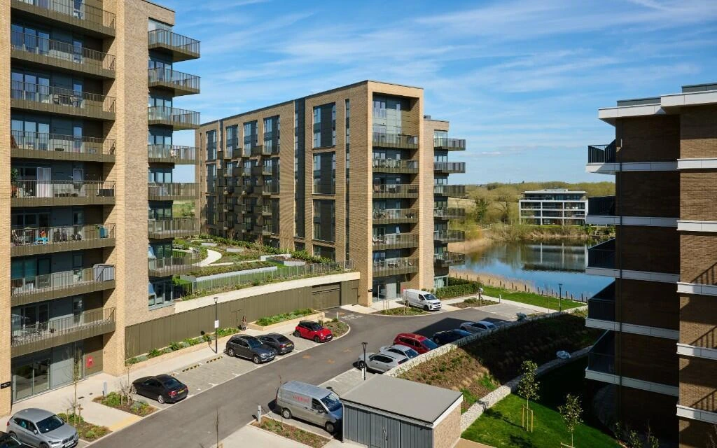 Bankside Gardens Green Park Reading Bedroom Lake View