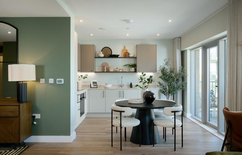 Bankside Gardens Green Park Reading Kitchen Dining Area