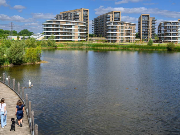 Bankside Gardens Green Park Reading Lakeside Boardwalk