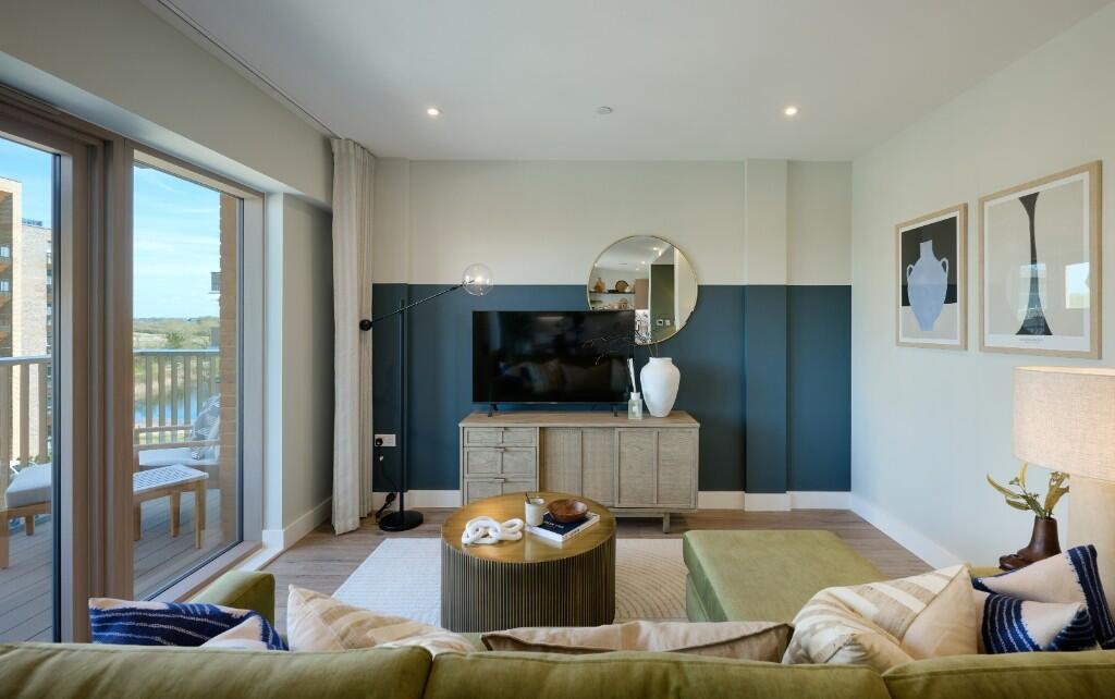 Bankside Gardens Green Park Reading Living Room Balcony View