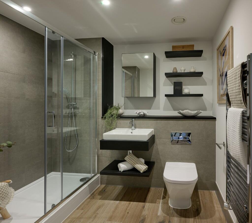 Bankside Gardens Green Park Reading Modern Bathroom Shower