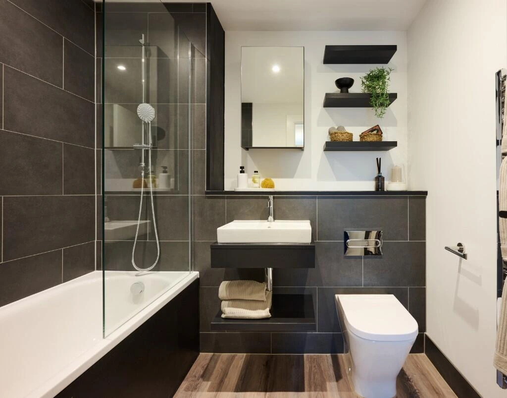 Bankside Gardens Green Park Reading Modern Bathroom