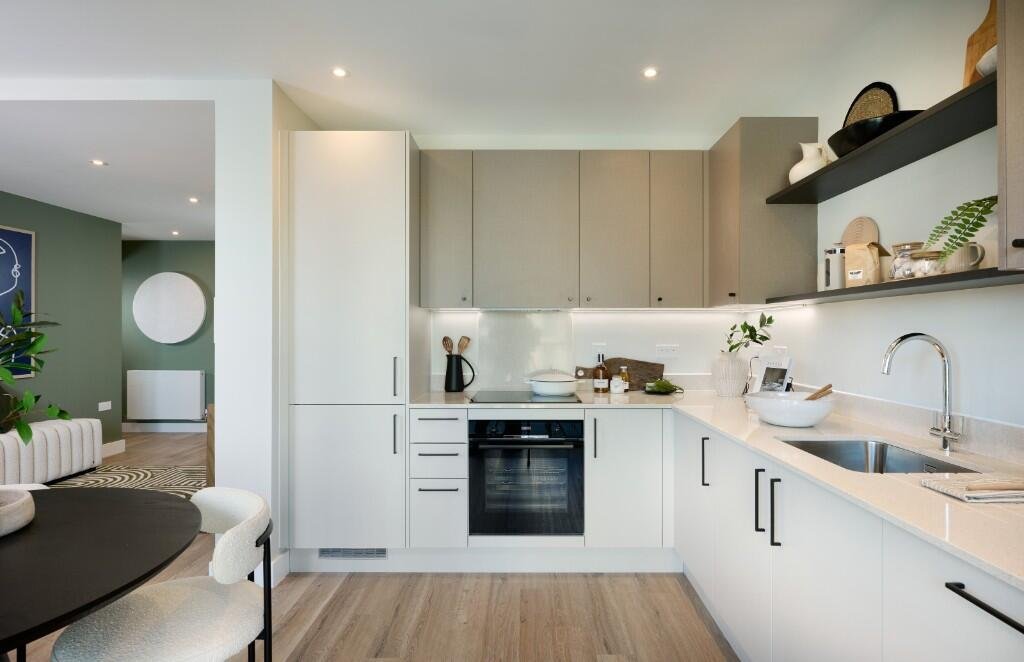 Bankside Gardens Green Park Reading Modern Kitchen White
