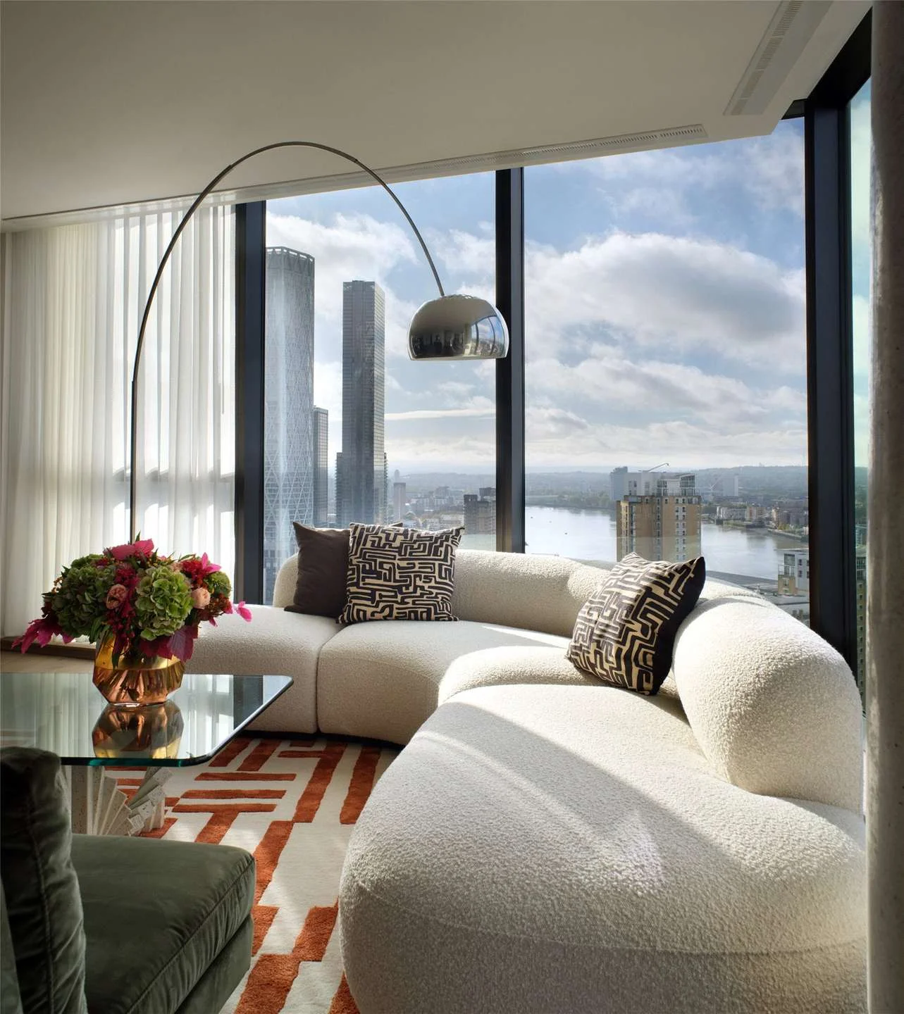 Canary Wharf E14 Vetro Duplex Penthouse Living Room Canary Wharf Towers River Thames View