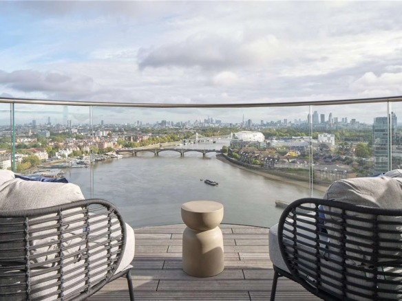 Chelsea Waterfront Sw10 16th Floor Curved Balcony Wicker Chairs Albert Bridge Shard London Skyline Panorama