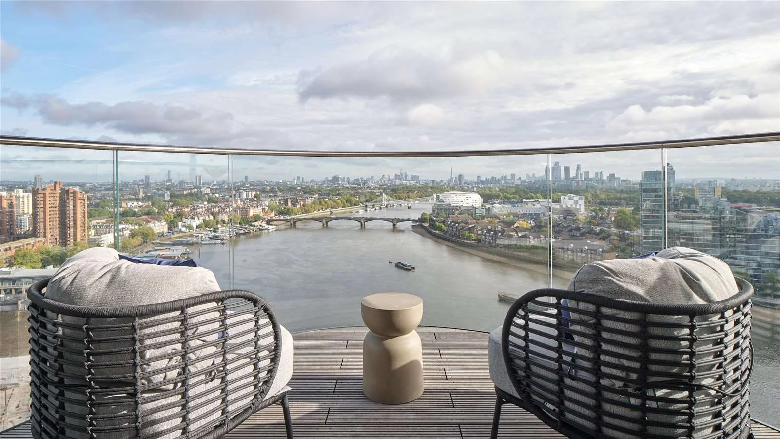 Chelsea Waterfront Sw10 16th Floor Curved Balcony Wicker Chairs Albert Bridge Shard London Skyline Panorama