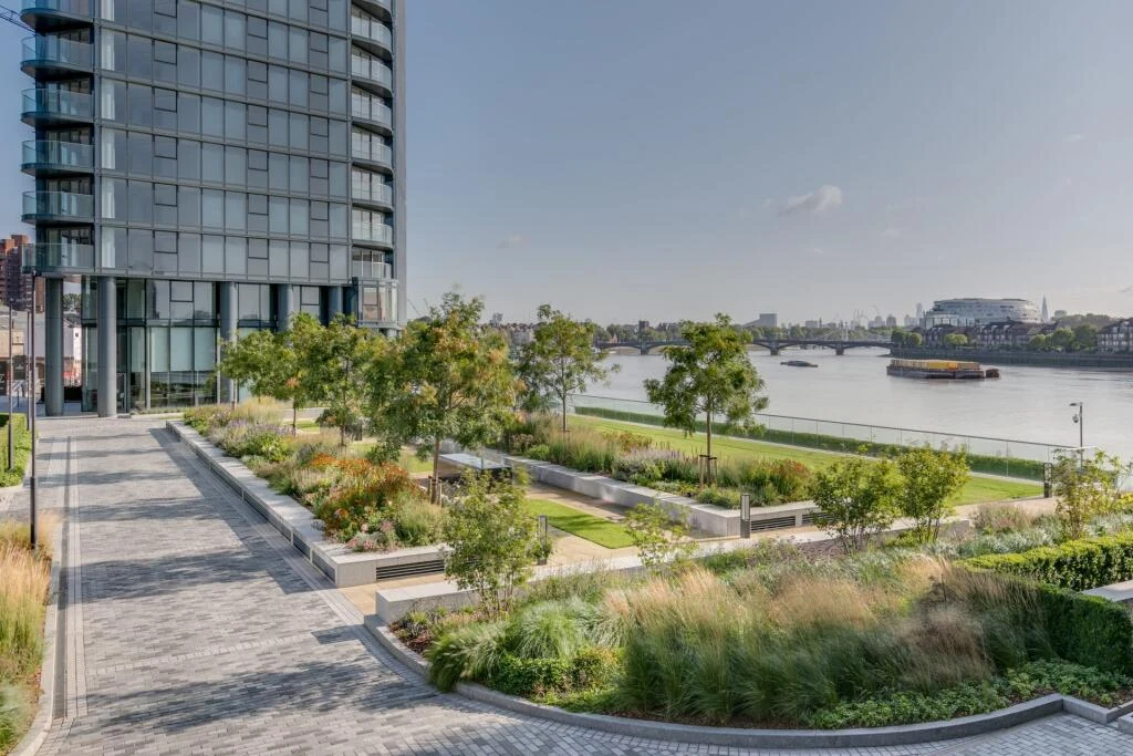 Chelsea Waterfront Sw10 Landscaped Riverside Gardens Tower West Planted Beds Albert Bridge Thames