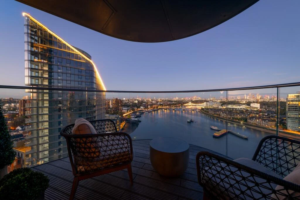 Chelsea Waterfront Tower West Sw10 Balcony Dusk River Thames London Skyline Tower East Twilight