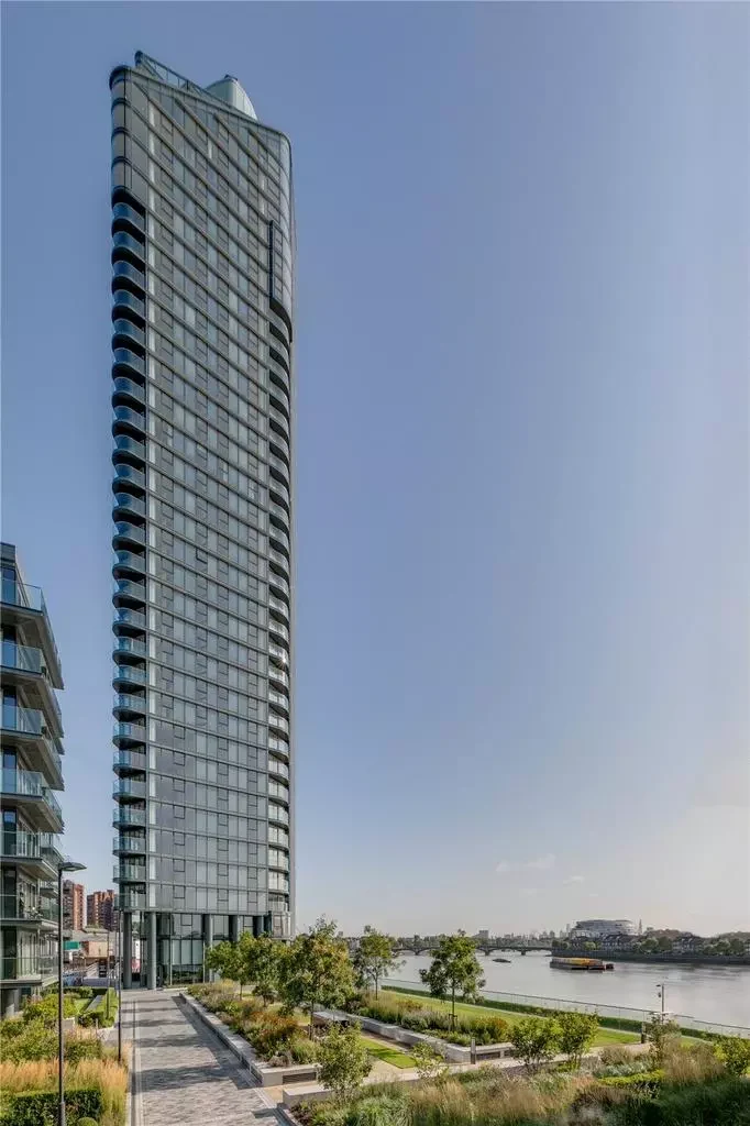 Chelsea Waterfront Tower West Sw10 Daytime Full Height Glass Curtain Wall Curved Balconies Riverside Gardens