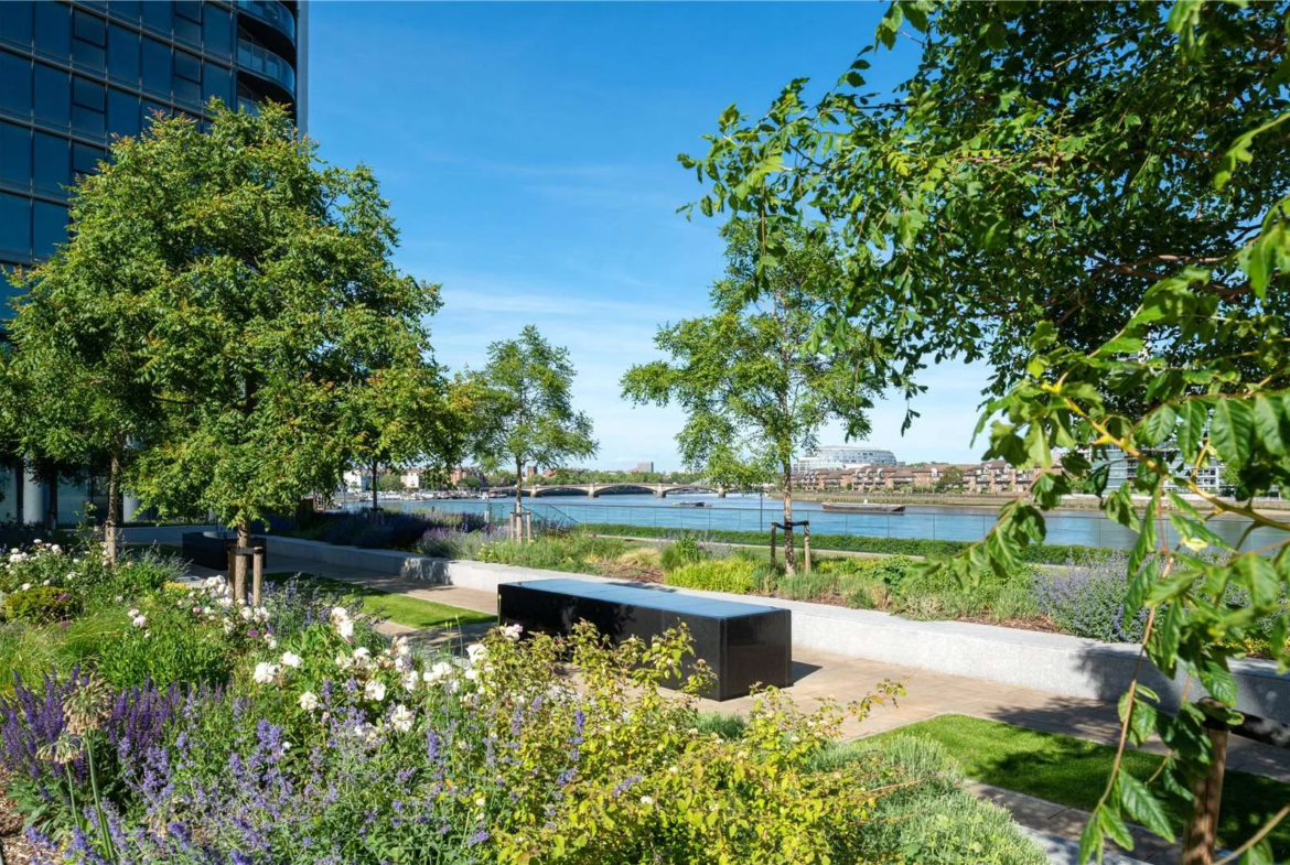 Chelsea Waterfront Tower West Sw10 Landscaped Riverside Gardens Lavender Roses Mature Trees Battersea Bridge