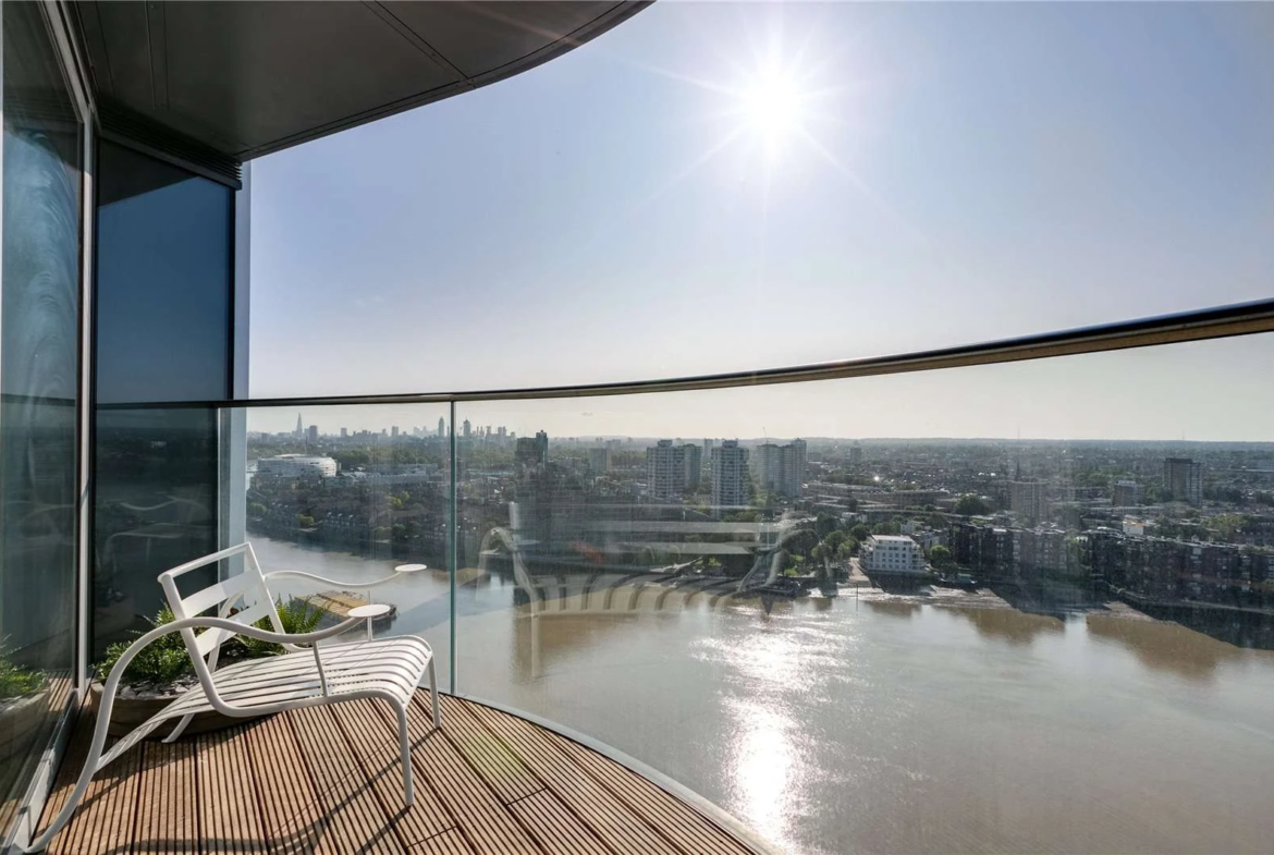 Chelsea Waterfront Tower West Sw10 Private Curved Balcony White Lounge Chair Thames London Skyline Sunlight
