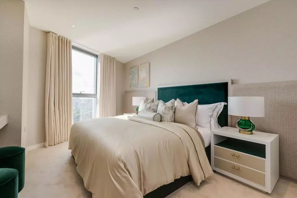 Chelsea Waterfront Tower West Sw10 Show Apartment Bedroom Emerald Headboard Green Lamps Cream Drapes