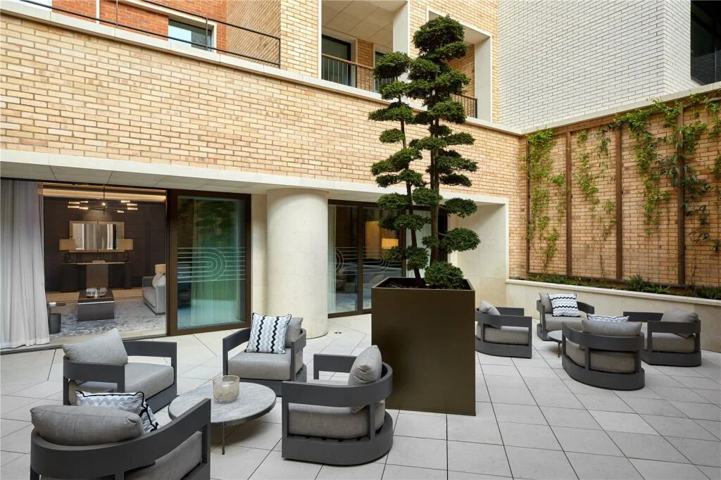 Knightsbridge Gate Communal Garden Courtyard Terrace London Sw1x