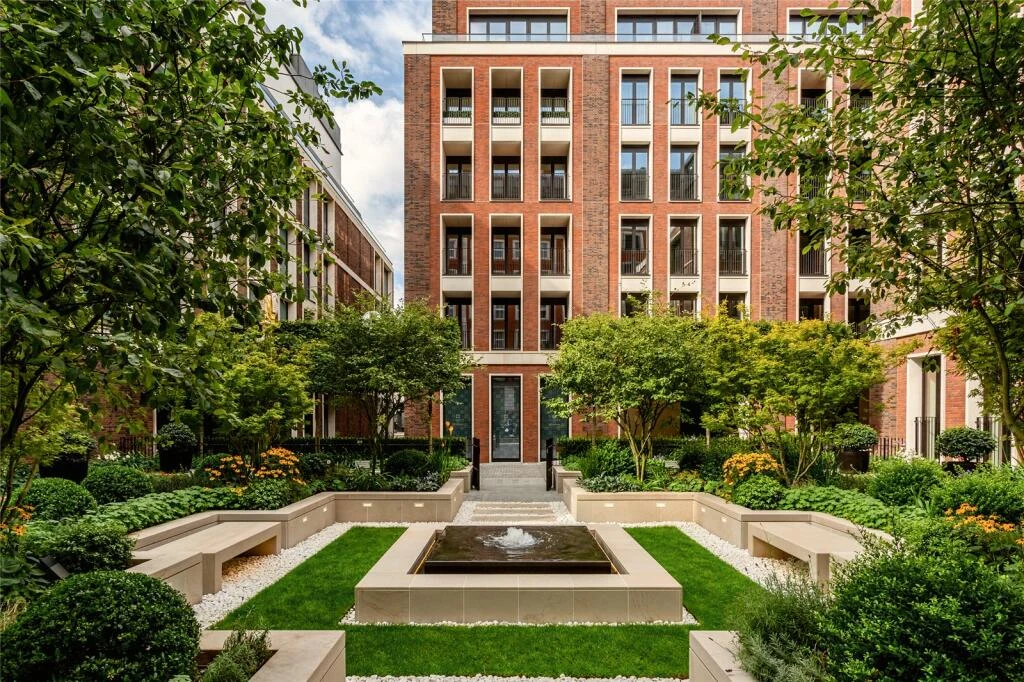 Lancer Square Kensington Landscaped Garden Square Fountain