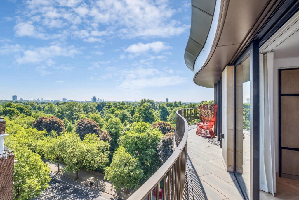 Park Modern Balcony Curved Railing Hyde Park London Skyline View