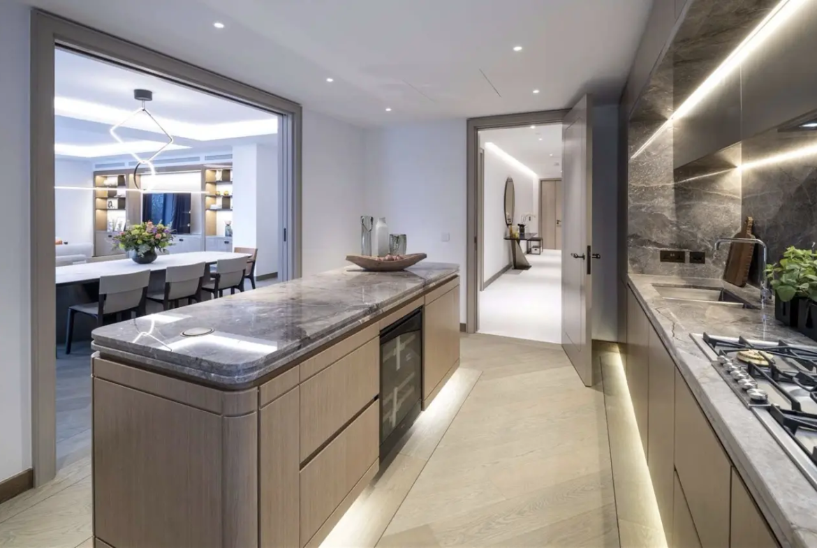 Park Modern Residents Gym Fitness Suite Overlooking Pool London W2