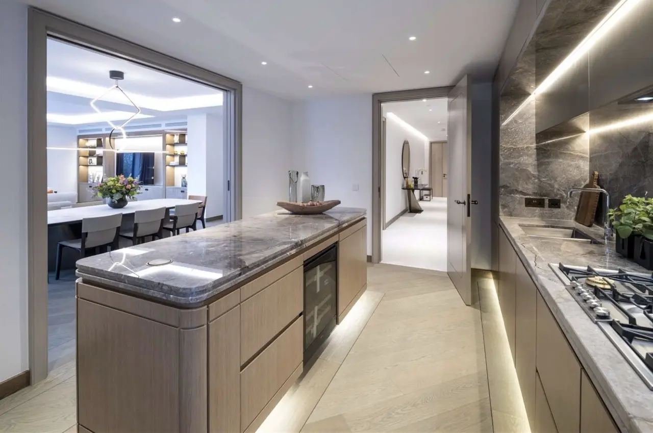 Park Modern Residents Gym Fitness Suite Overlooking Pool London W2