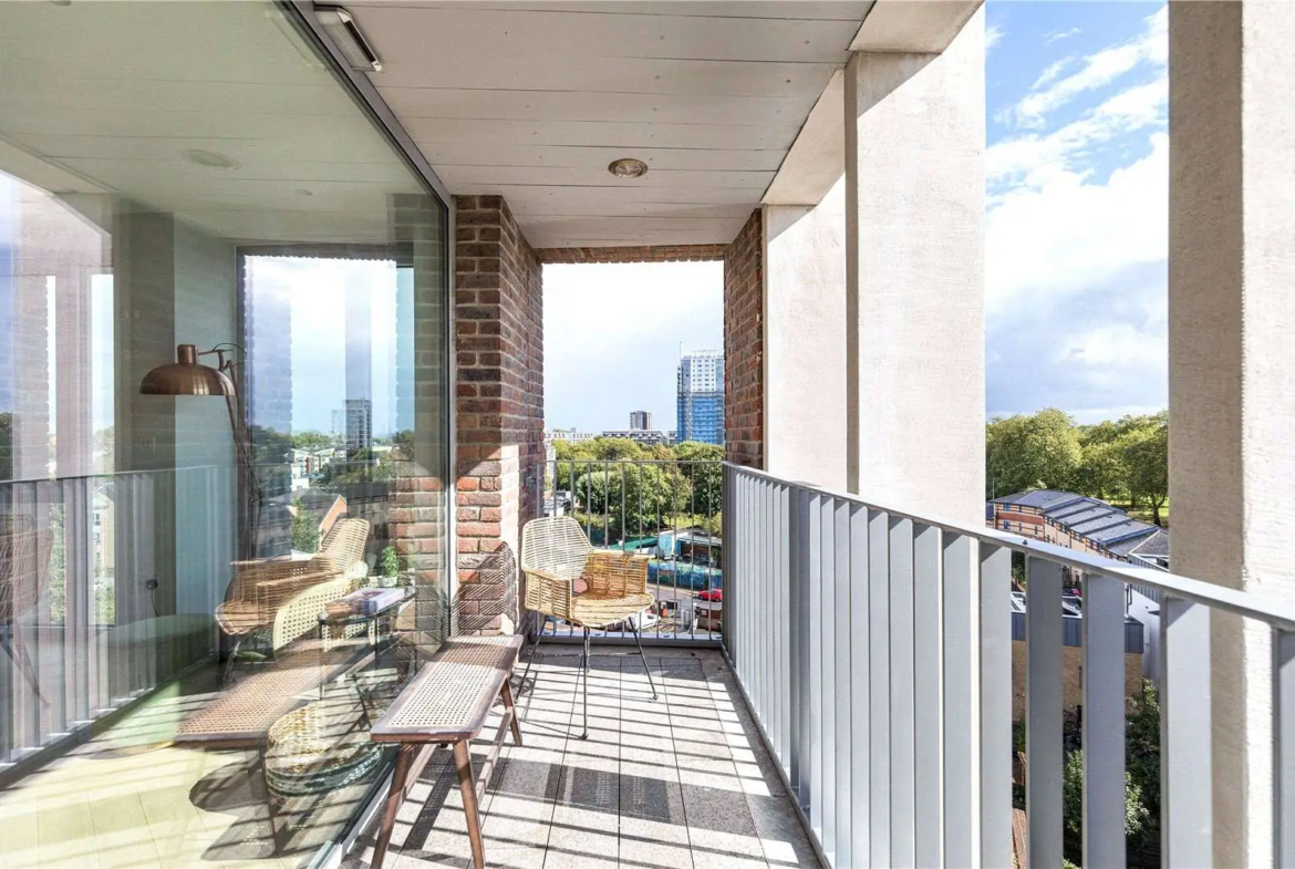 Parkhaus Hackney Downs E5 Private Balcony Park Views Rattan Outdoor Seating