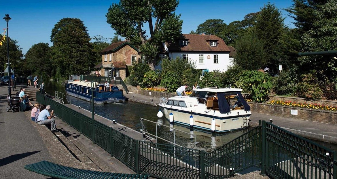 2 Bedroom Manor House Apartment for Sale Maidenhead Berkshire | Spring Hill