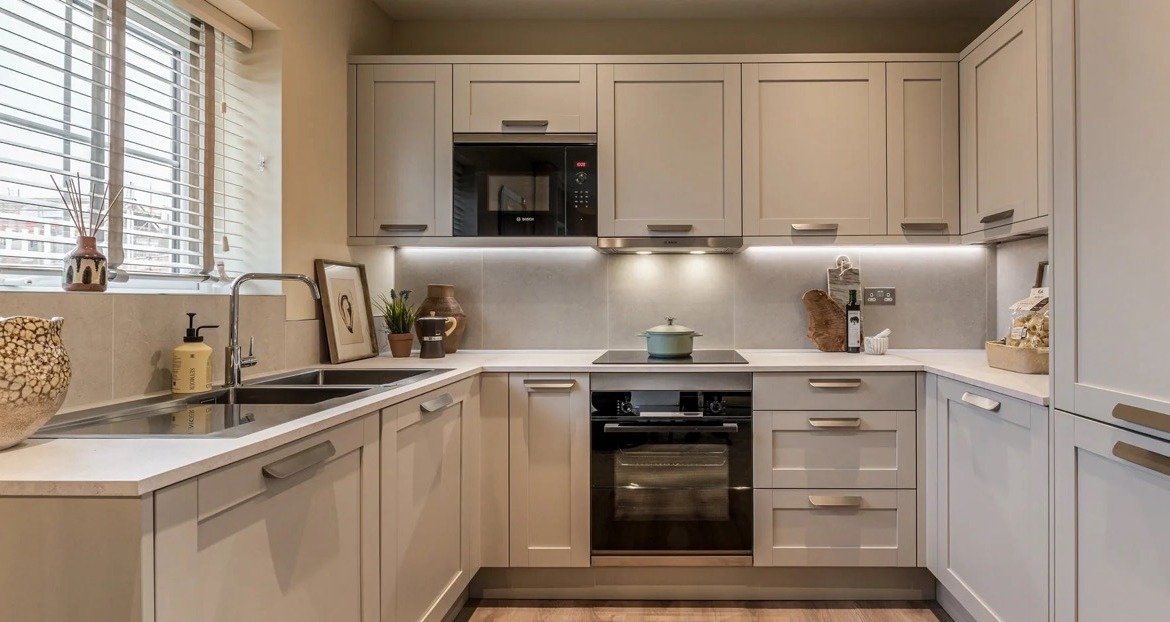 2 Bedroom Manor House Apartment for Sale Maidenhead Berkshire | Spring Hill
