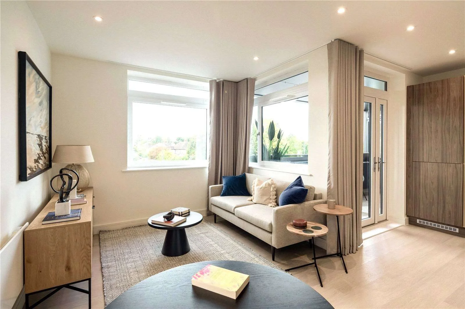 Urban Picturehouse 155 Station Road Sidcup Da15 Bright Living Room Sofa Balcony Access 425sqft Studio