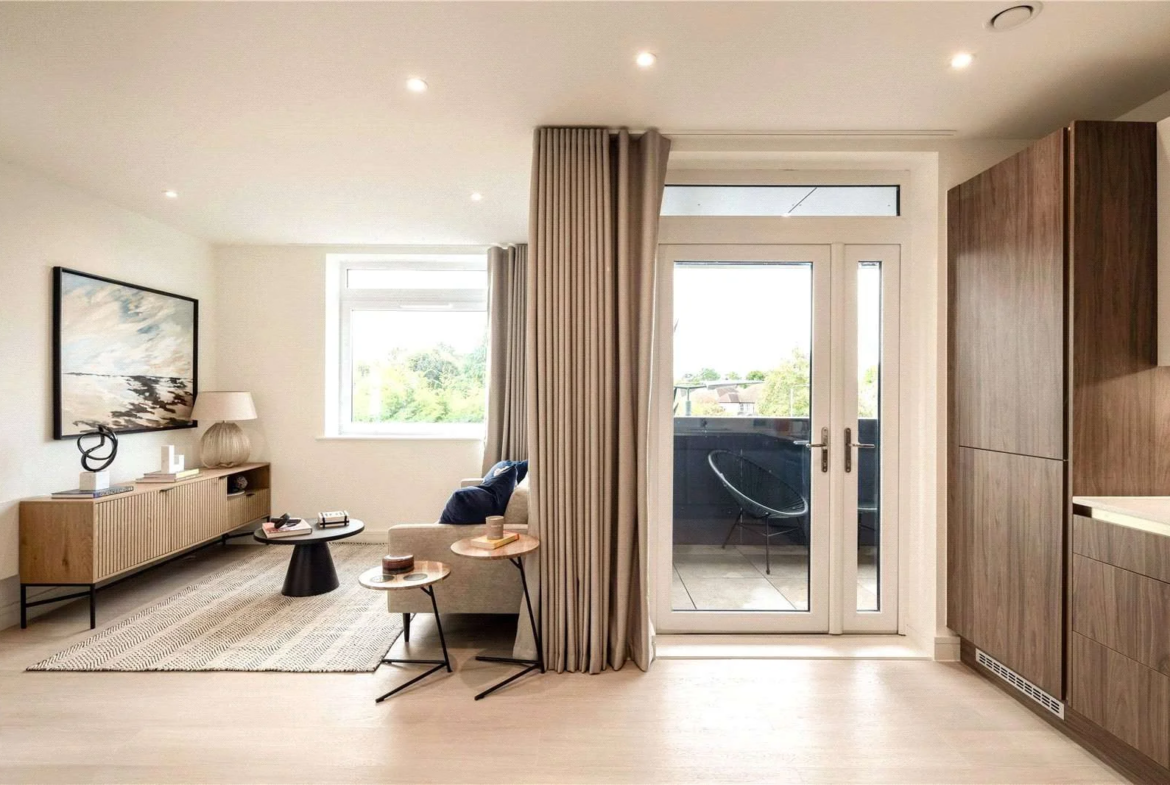 Urban Picturehouse 155 Station Road Sidcup Da15 Living Room Private Balcony French Doors Green Views Studio