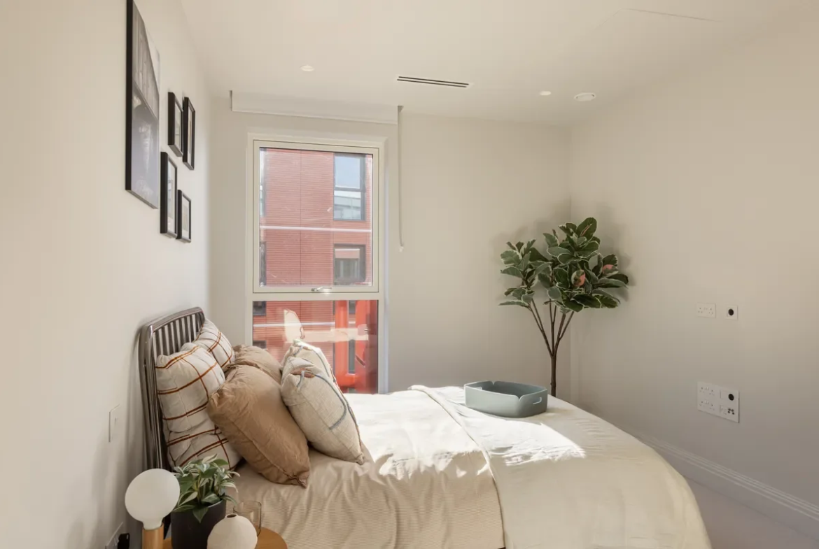 Artisi Hammersmith Town Hall London W6 2 Bed Apartment Second Bedroom Neutral Linen Fiddle Leaf Fig Red Balcony View