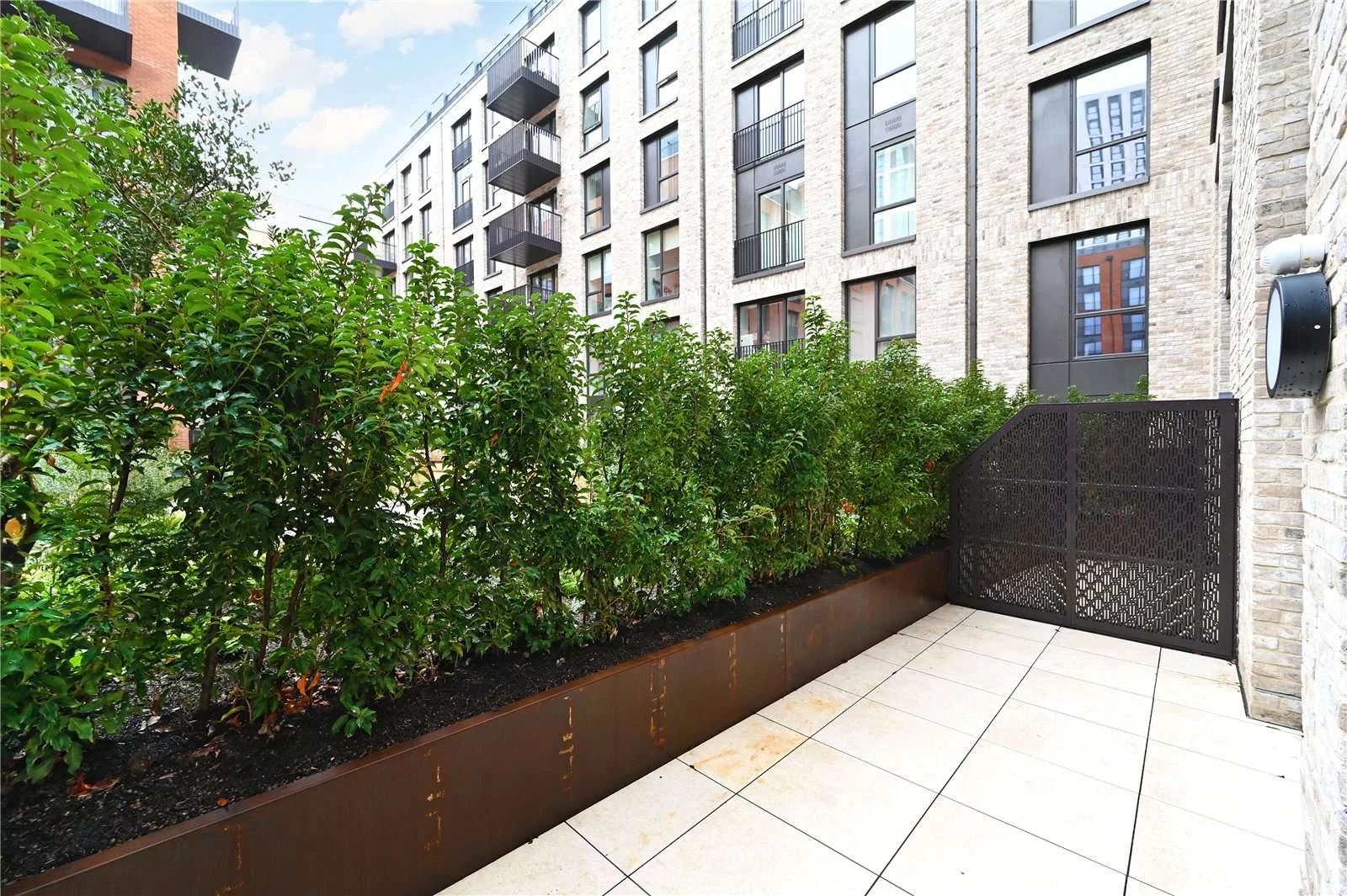 Brent Cross Town Nw2 8ag Private Courtyard Terrace