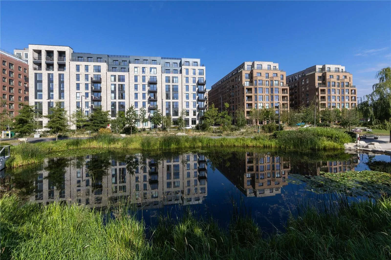 Brent Cross Town Nw2 Ashbee Exterior Claremont Park Pond Reflection