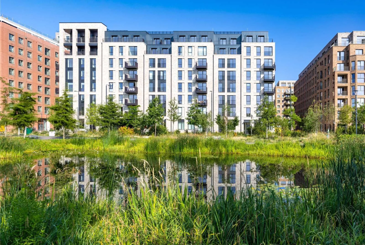 Brent Cross Town Nw2 Ashbee Exterior Pond Reflection Front Facade