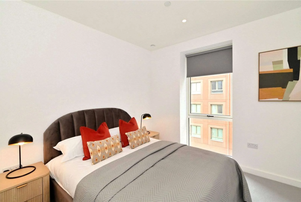 Brent Cross Town Nw2 Bedroom Double Bed Courtyard Views