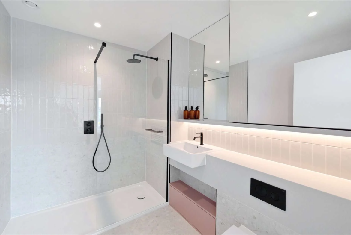 Brent Cross Town Nw2 En Suite Walk In Shower Black Fittings Marble
