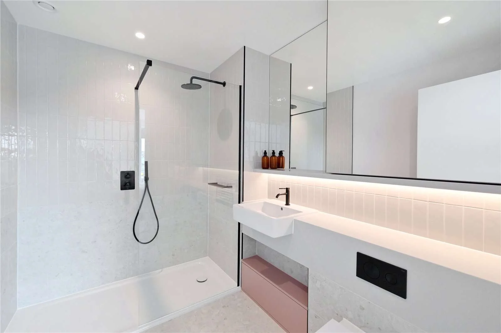 Brent Cross Town Nw2 En Suite Walk In Shower Black Fittings Marble