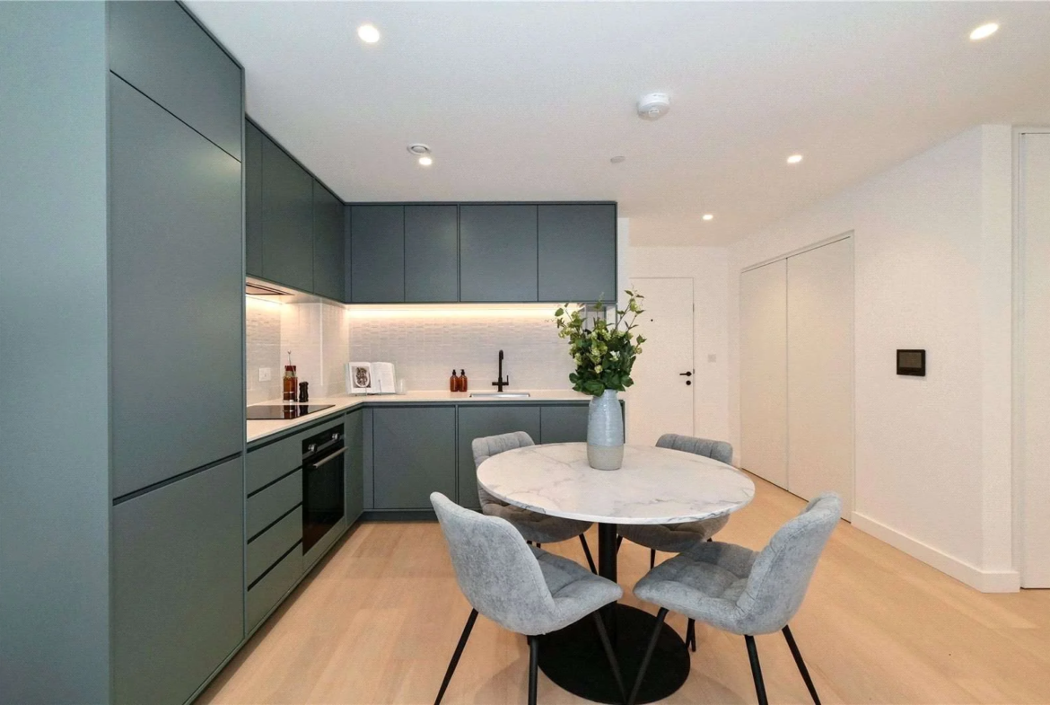 Brent Cross Town Nw2 Kitchen Integrated Appliances Dining Area
