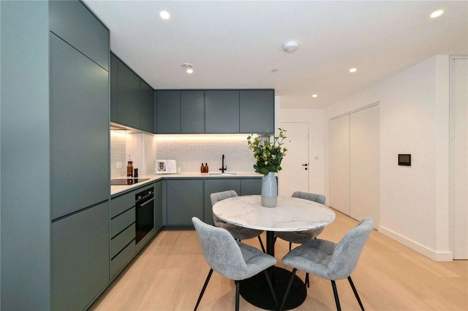 Brent Cross Town Nw2 Kitchen Integrated Appliances Dining Area