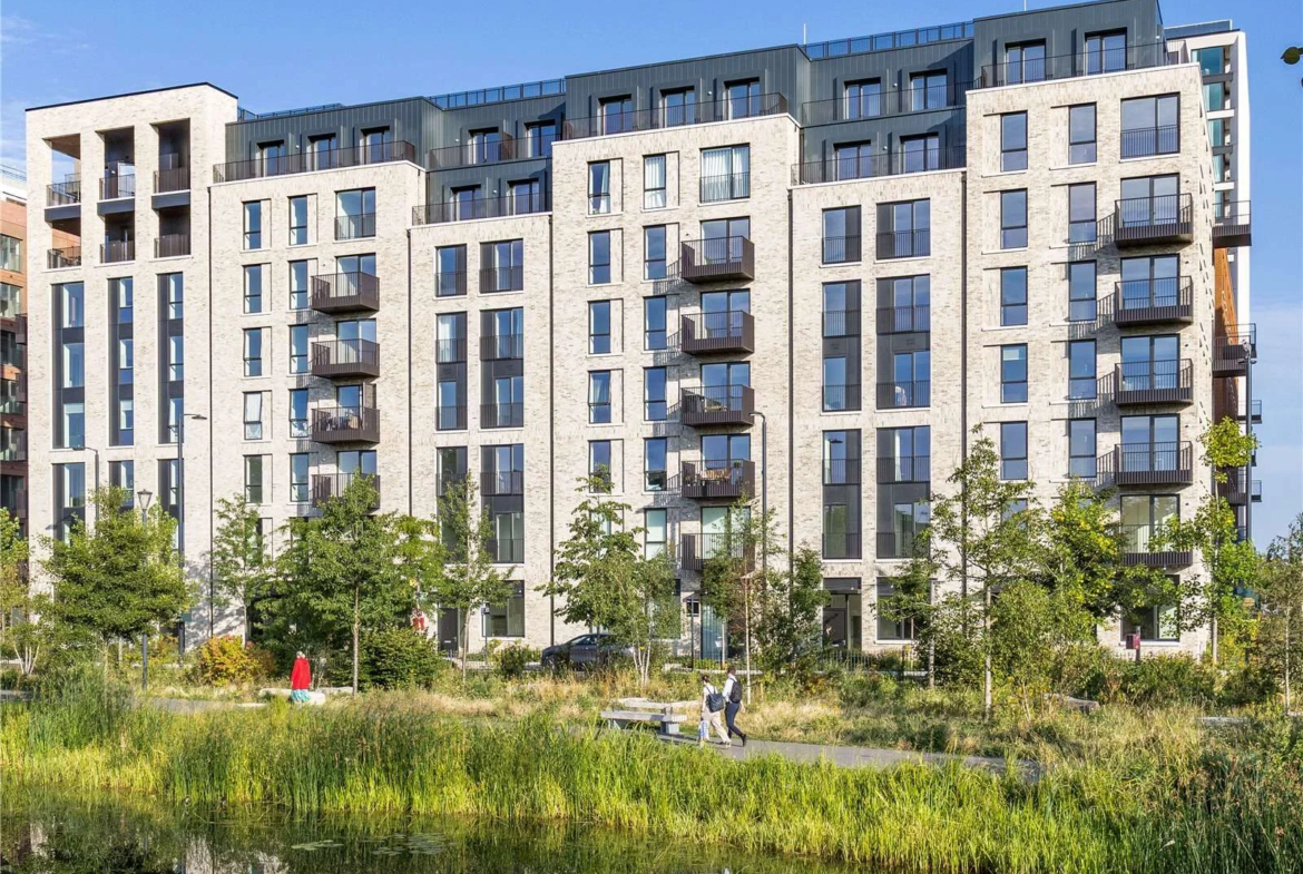Brent Cross Town Nw2 Parkview Avenue Ashbee Building Exterior Waterfront