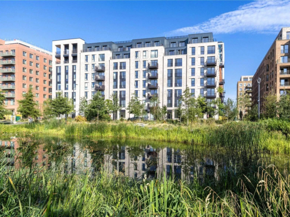 Brent Cross Town Nw2 Parkview Avenue Exterior Waterfront Building