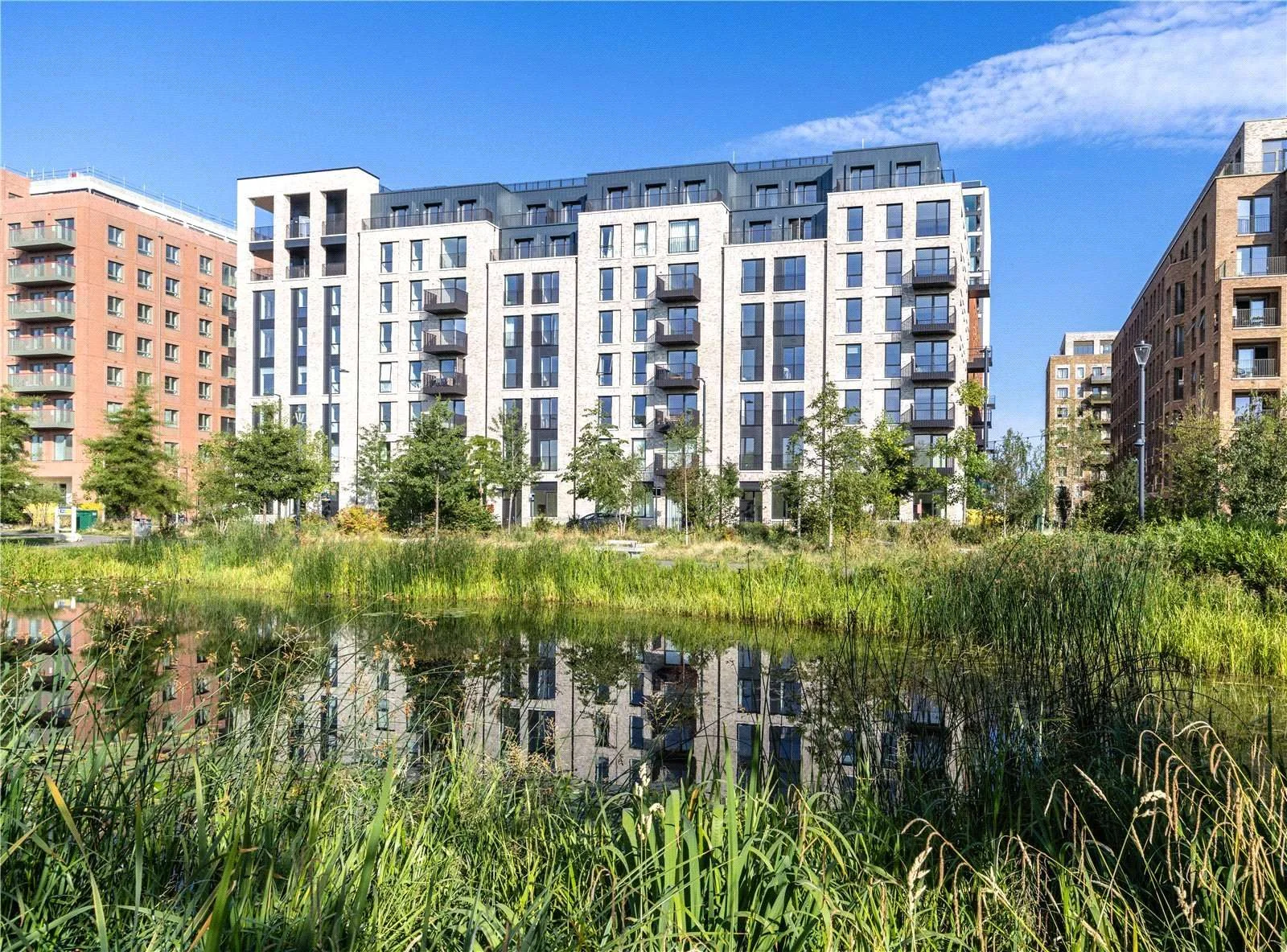 Brent Cross Town Nw2 Parkview Avenue Exterior Waterfront Building