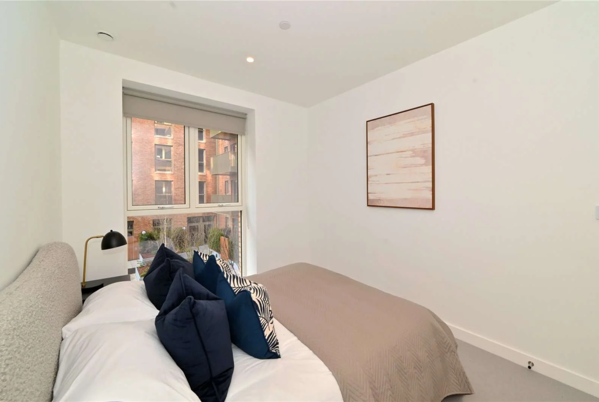 Brent Cross Town Nw2 Second Bedroom Double Bed Park View