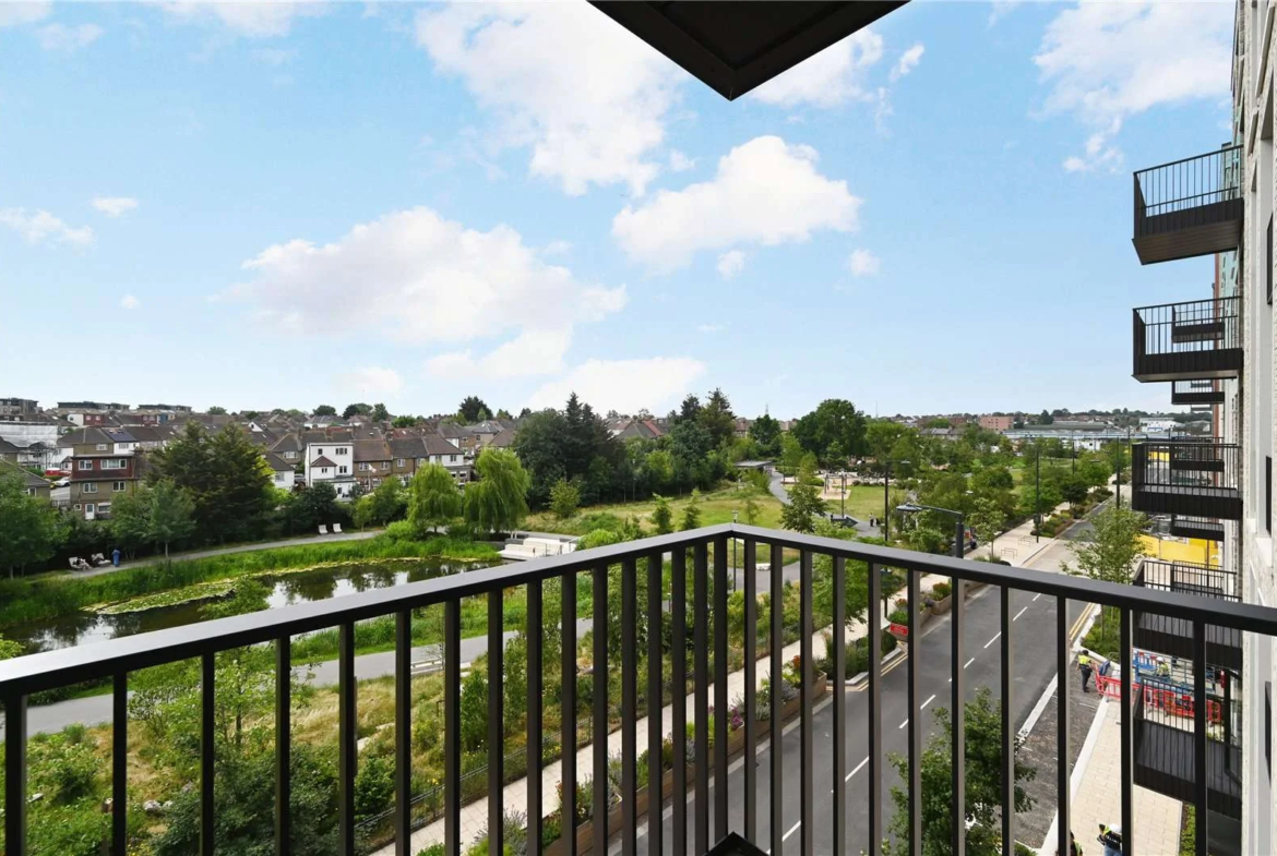 Brent Cross Town Nw2 Sixth Floor Balcony Southwest Park Views