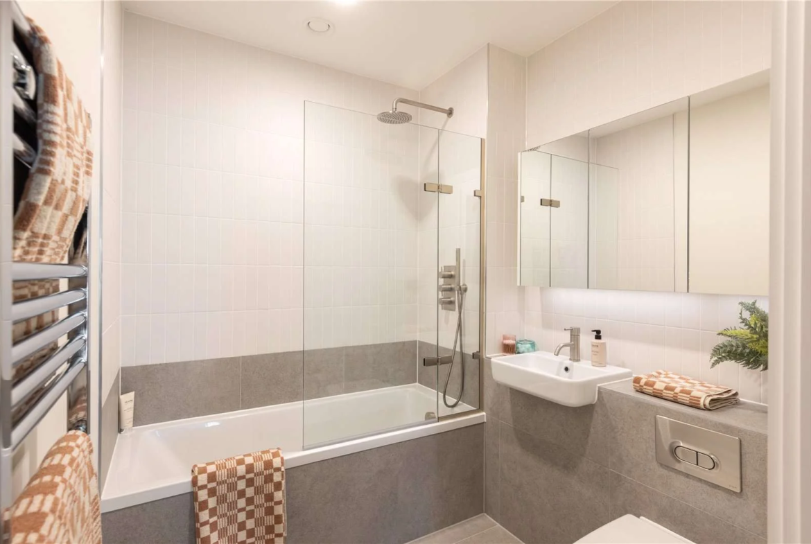 Hanwell Square Hanwell W7 1 Bed Bathroom Bath Overhead Shower Heated Rail