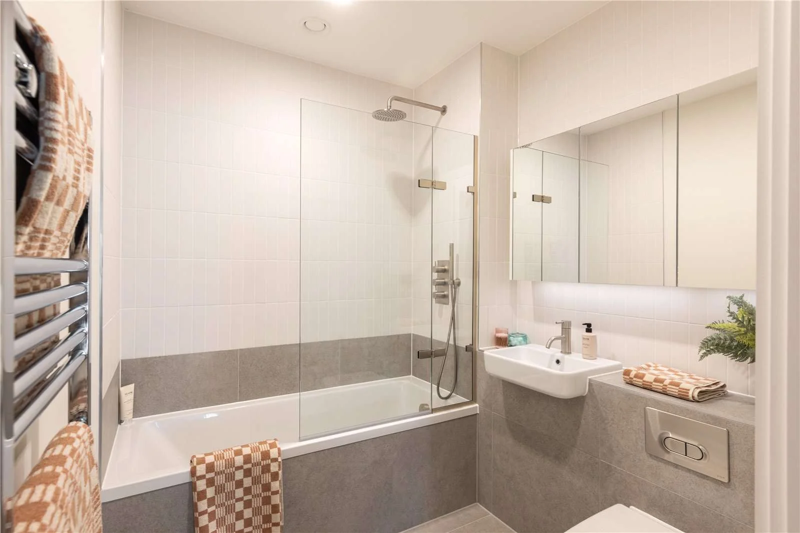 Hanwell Square Hanwell W7 1 Bed Bathroom Bath Overhead Shower Heated Rail