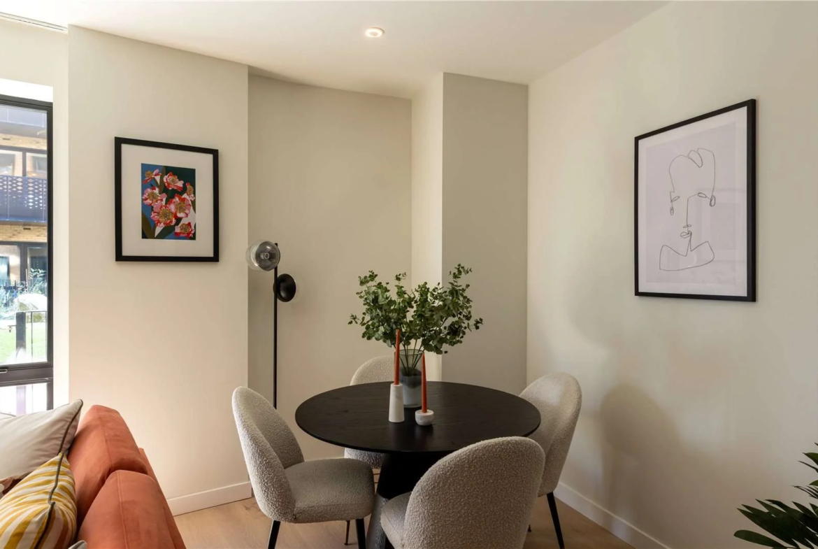 Hanwell Square Hanwell W7 1 Bed Dining Area Round Table Four Seats