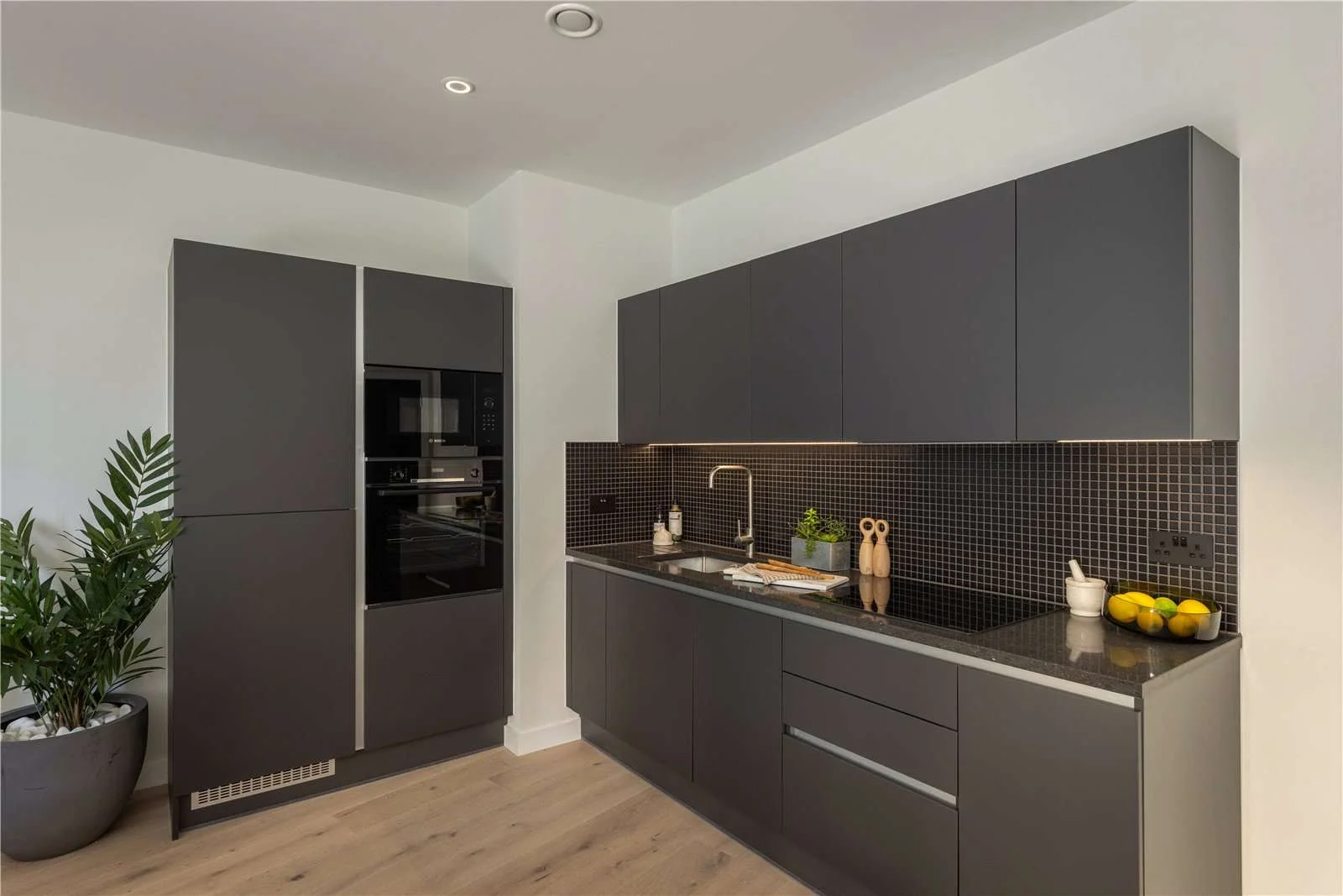 Hanwell Square Hanwell W7 1 Bed Kitchen Dark Matt Cabinetry Bosch Oven