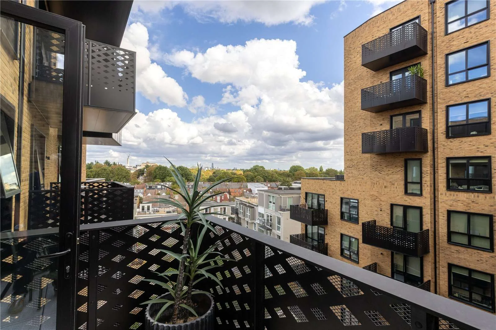 Hanwell Square Hanwell W7 2 Bed 2 Bath Balcony View Fifth Floor