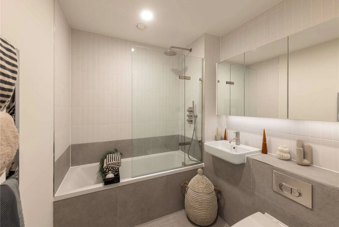 Hanwell Square Hanwell W7 2 Bed 2 Bath Family Bathroom Bath Overhead Shower