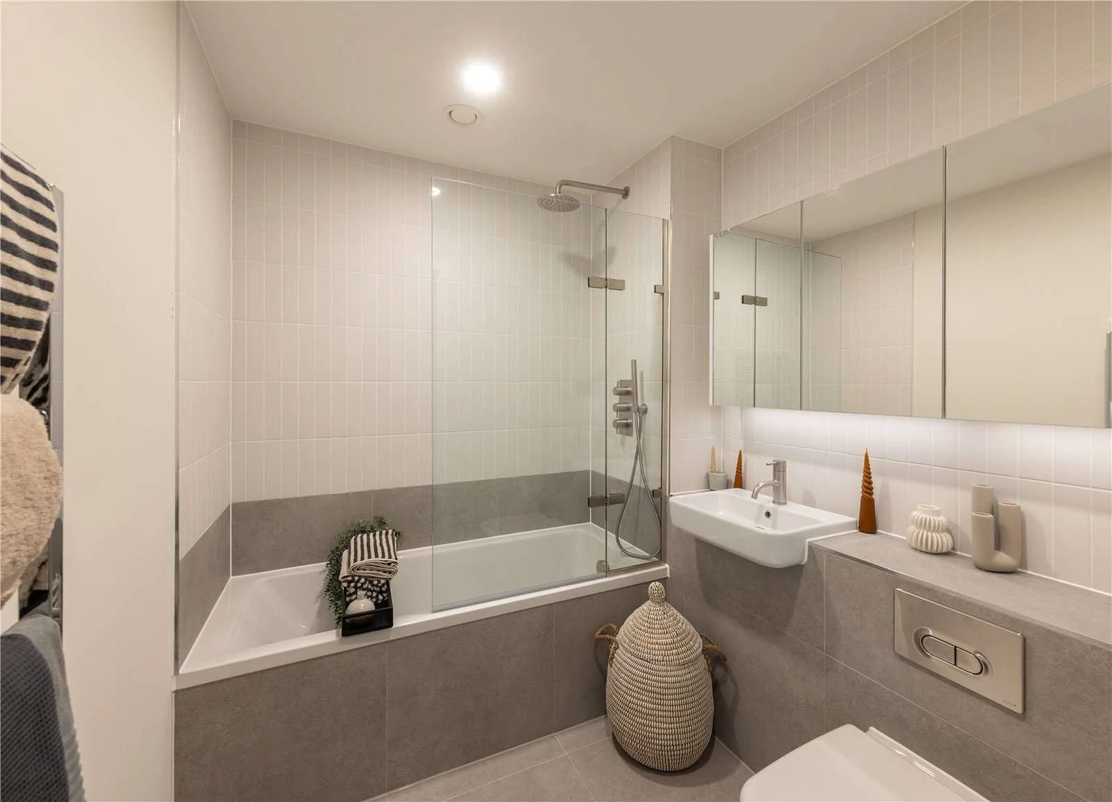 Hanwell Square Hanwell W7 2 Bed 2 Bath Family Bathroom Bath Overhead Shower